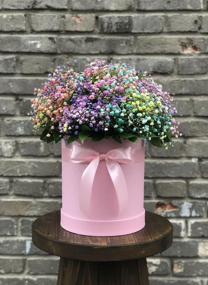 Цветочная композиция из Гипсофила и Розы в шляпной коробке в Северном Новосибирской области