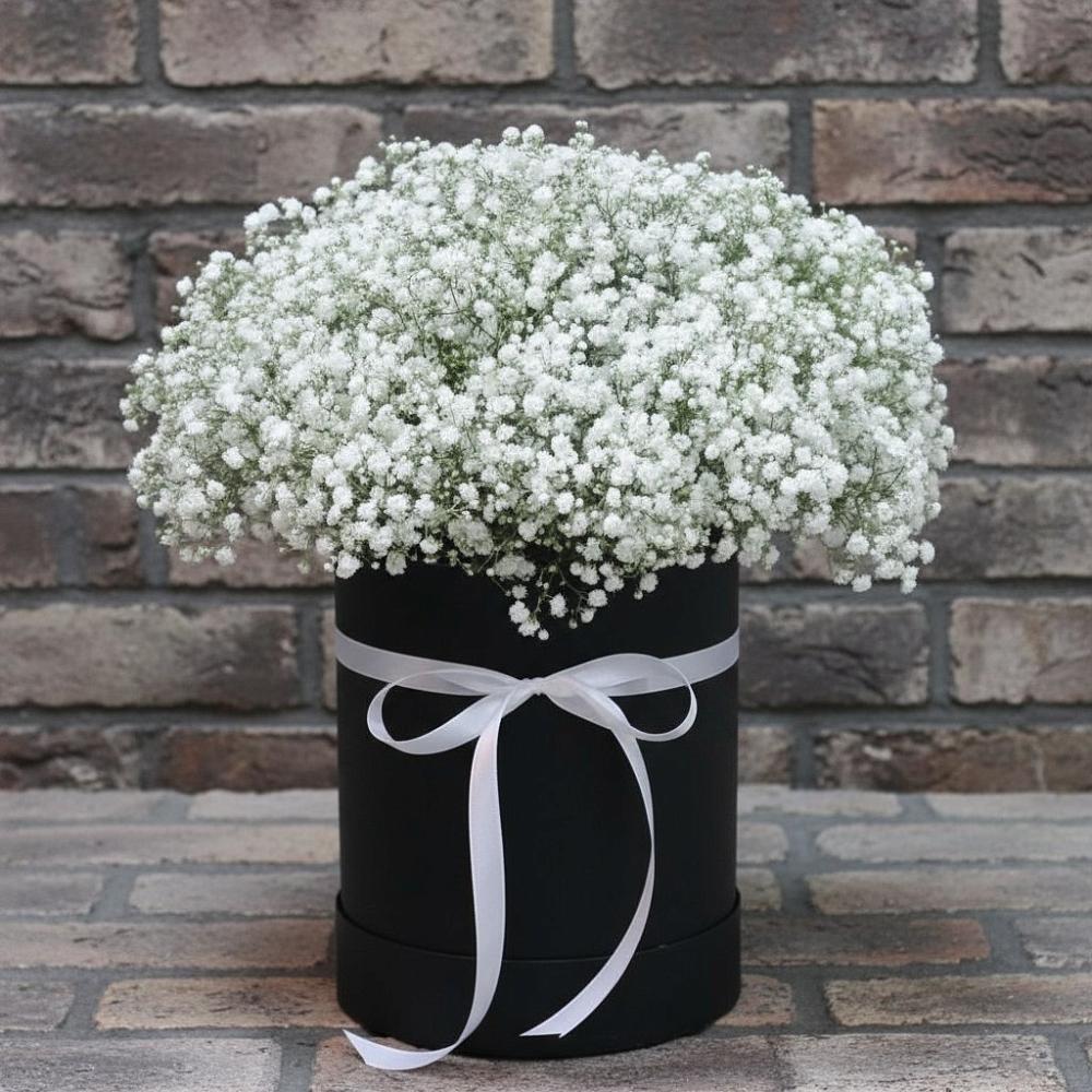Цветочная композиция из Гипсофила в шляпной коробке в Северном Новосибирской области