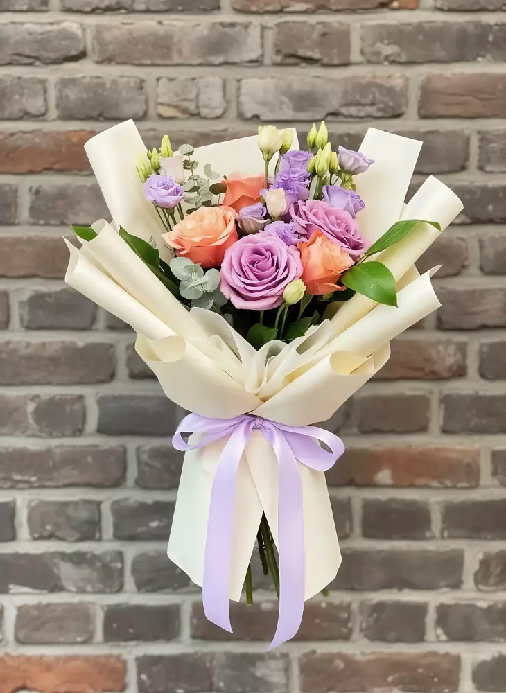 Букет цветов из: Лизиантусы и Розы в Северном Новосибирской области