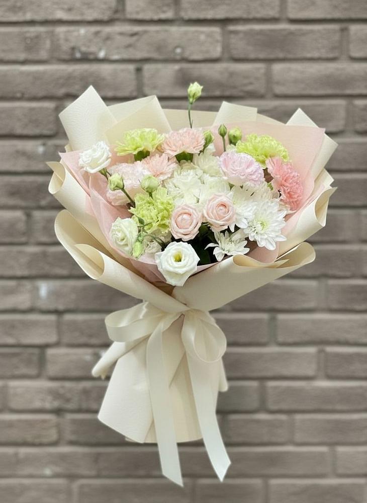 Букет цветов из: Гвоздики, Розы, Лизиантусы и Хризантемы в Северном Новосибирской области