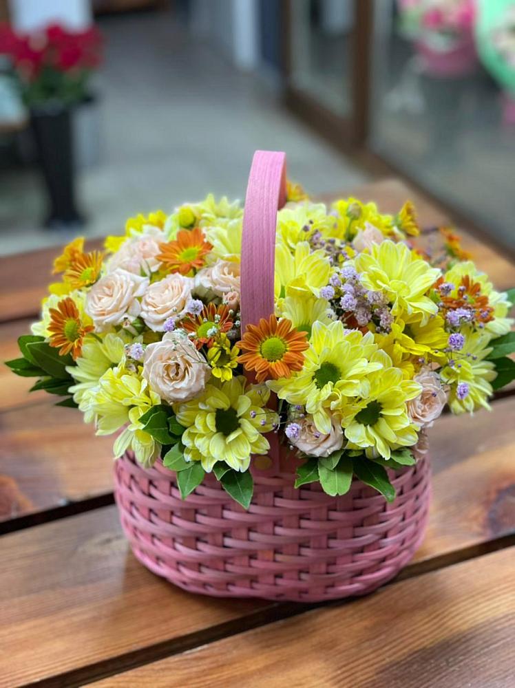 Цветочная композиция из Хризантемы и Розы в корзине в Северном Новосибирской области