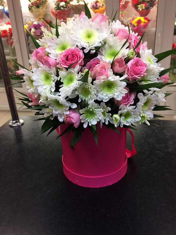 Цветочная композиция из Розы и Хризантемы в шляпной коробке в Северном Новосибирской области